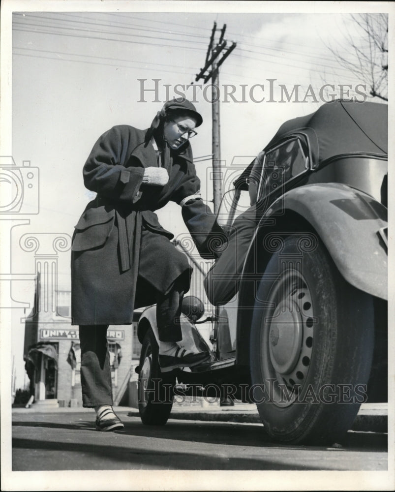 1953 Press Photo Mrs. Stein giving a motorist a warning