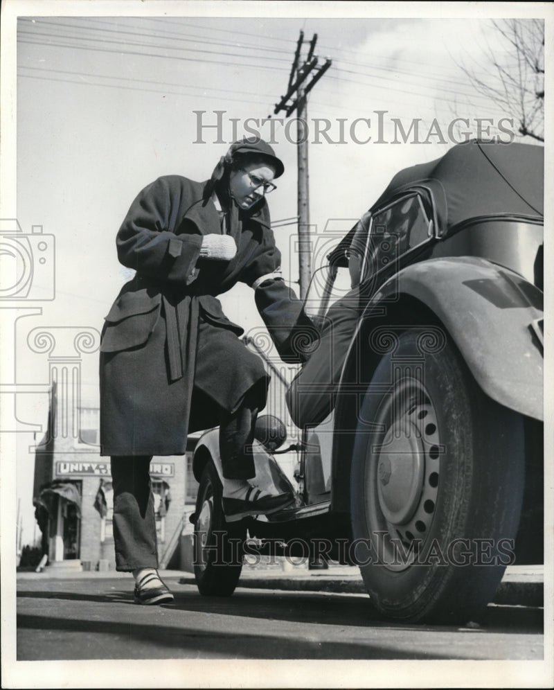 Load image into Gallery viewer, 1953 Press Photo Mrs. Stein giving a motorist a warning
