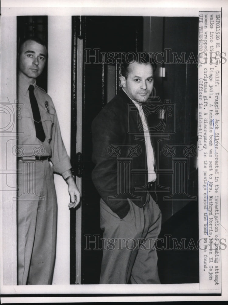1959 Press Photo Mr Jack Silver, druggist, enters San Diego jail after arrest.