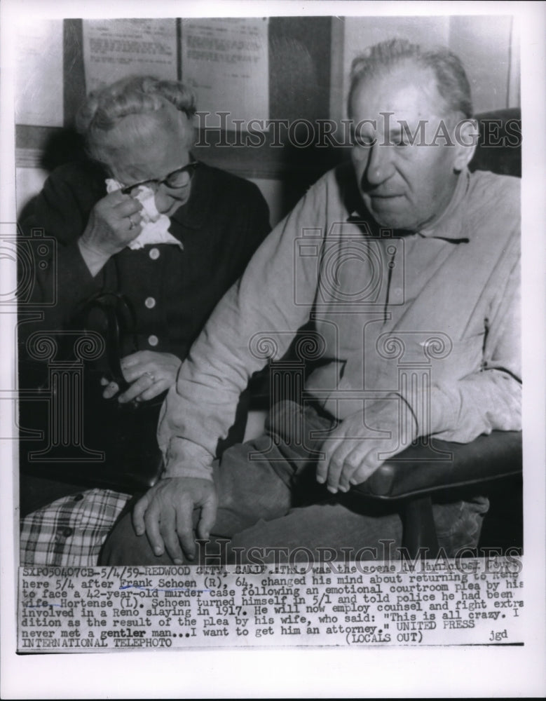 1959 Press Photo Mr and Mrs Frank and Hortense Schoen in Redwood City, CA court.
