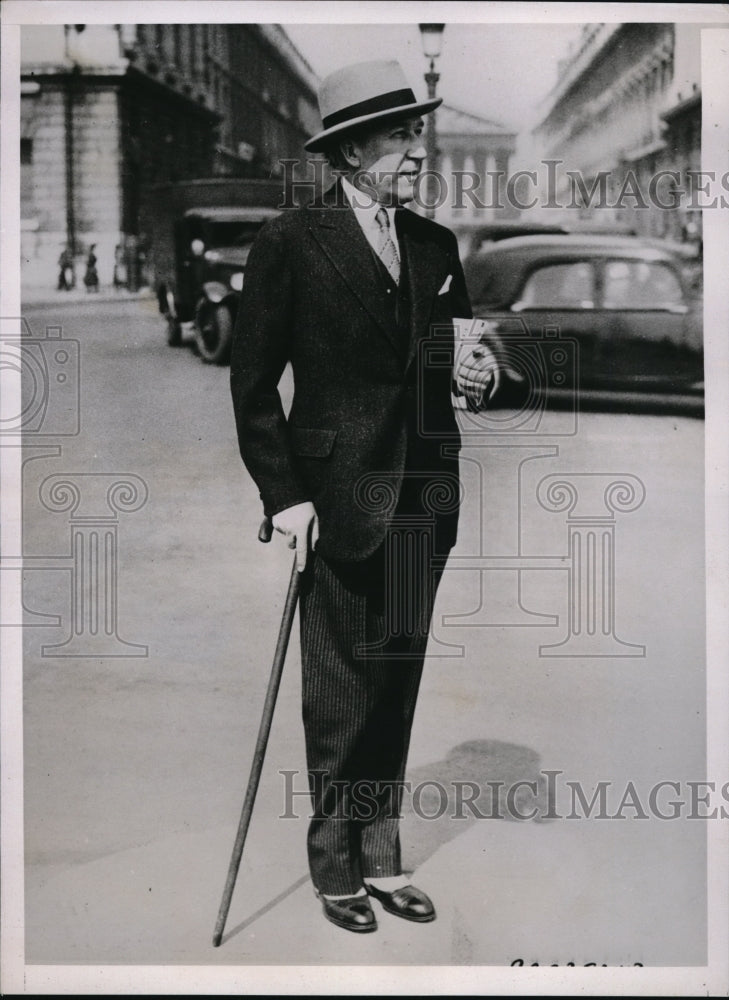 1937 Press Photo William Phillips Simms strolling in Paris - ned20038