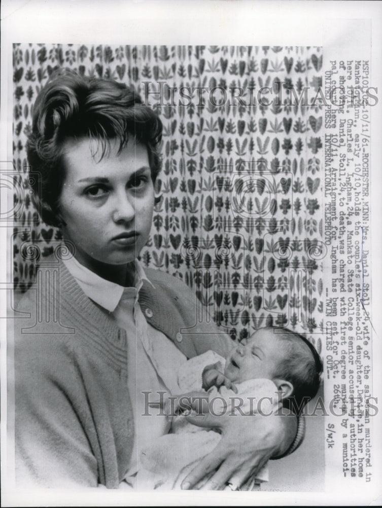 Load image into Gallery viewer, 1961 Press Photo Widow Mrs. Daniel Stoll and daughter Denise
