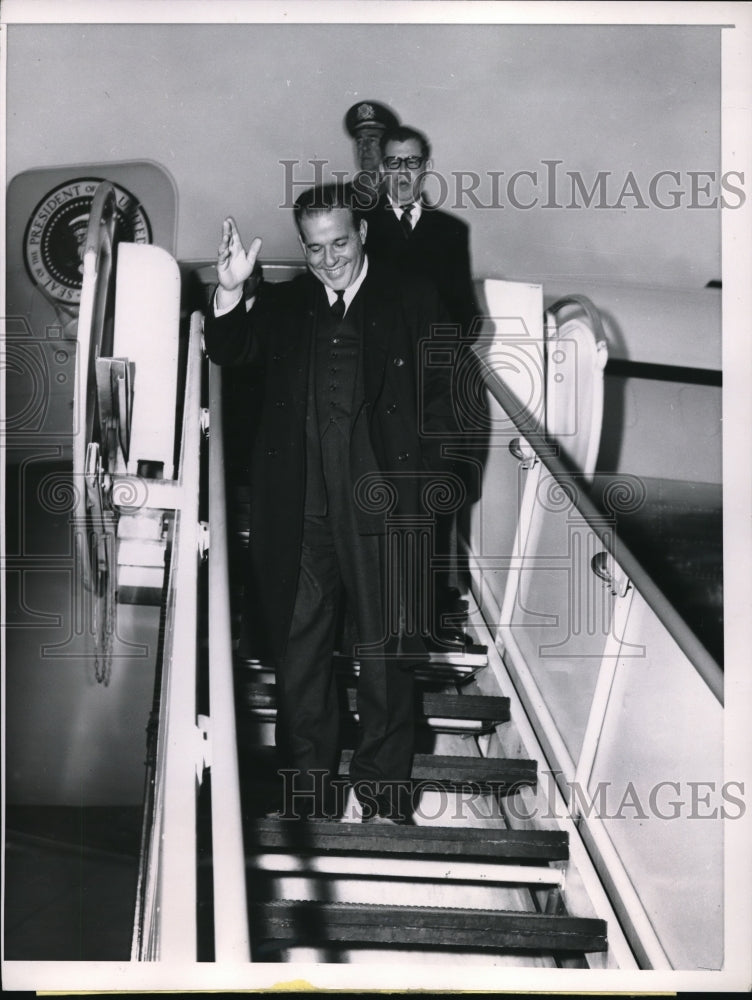 Load image into Gallery viewer, 1962 Press Photo Chicago Brazilian Joao Goulart O'Hare Airport President
