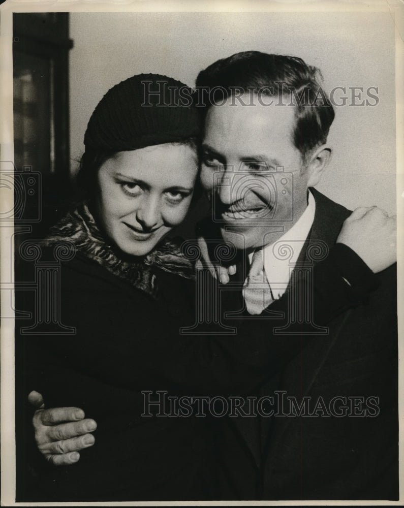 1933 Press Photo Glenn Smeeman And Wife Happily Taking A Photo