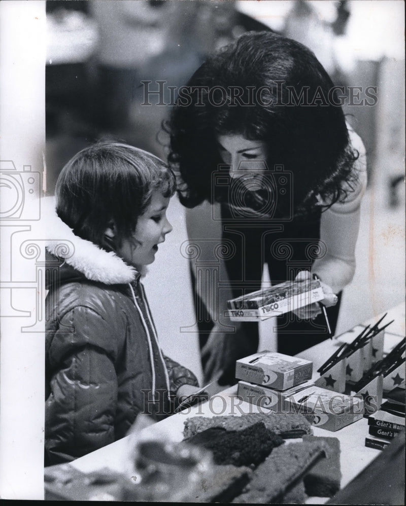 Load image into Gallery viewer, 1972 Press Photo Jane Marsalek Christmas shopping

