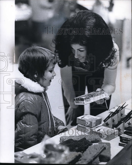 1972 Press Photo Jane Marsalek Christmas shopping