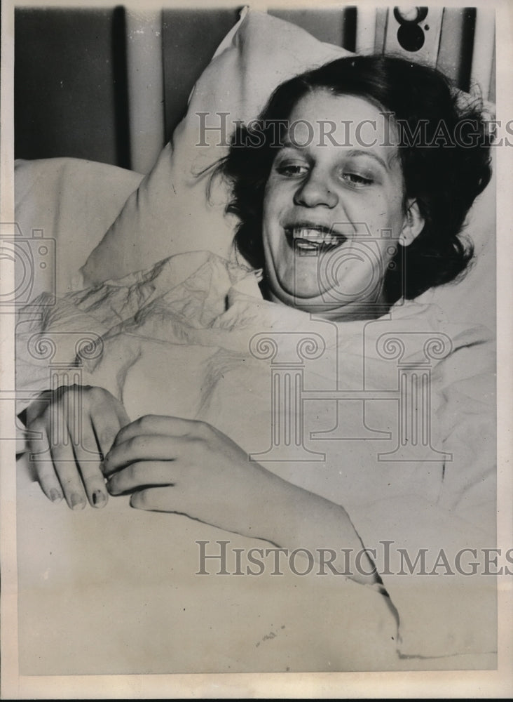1941 Press Photo Mrs. Eva Foster Gives Birth To Twins In Hospital