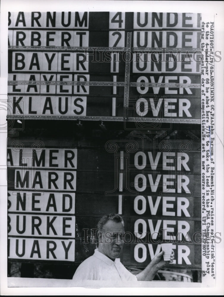 Load image into Gallery viewer, 1968 Press Photo John Barnum raise a toast in PGA Champioship Play competition
