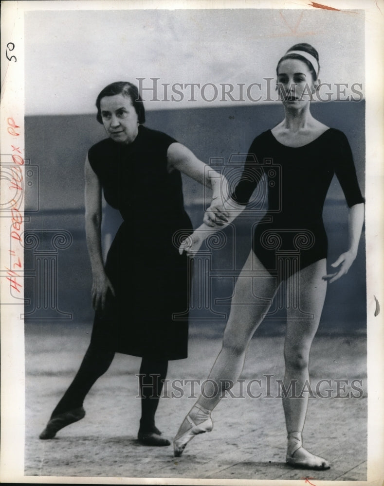 1964 Press Photo Ann Stone Gets Expert Help From Alla Lenina Before Performing