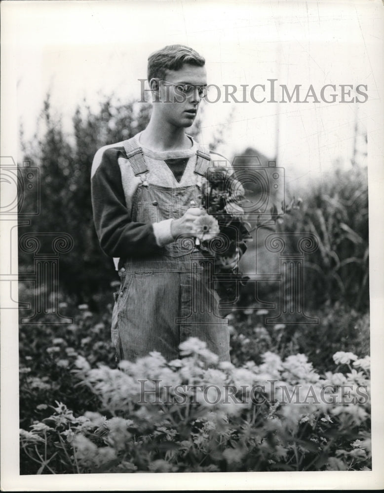1941 Press Photo Donald Coad Club Flower Garden Project - ned20170