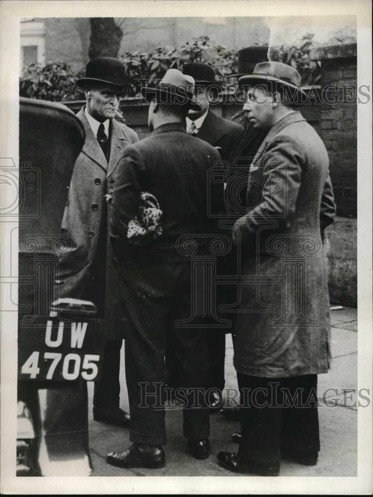 Load image into Gallery viewer, 1931 Press Photo Cornish Of Scotland Yard Talks To Detective About Murderer
