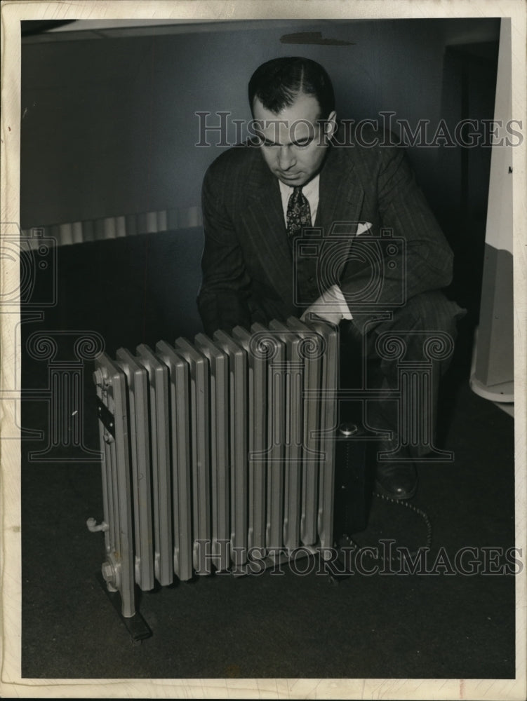 1940 Press Photo J. Balter With Portable Electric Steam Radiator - ned20224