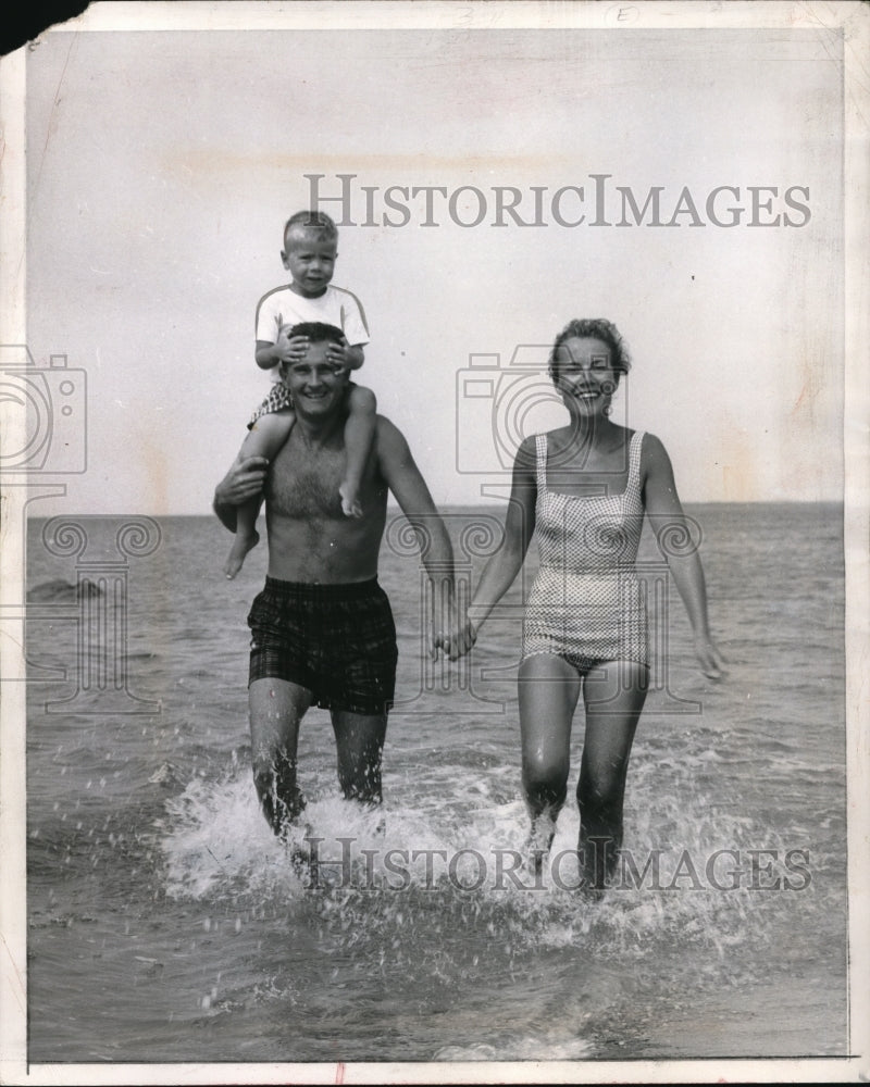 1962 Press Photo Family outing at Lake Erie - ned20236