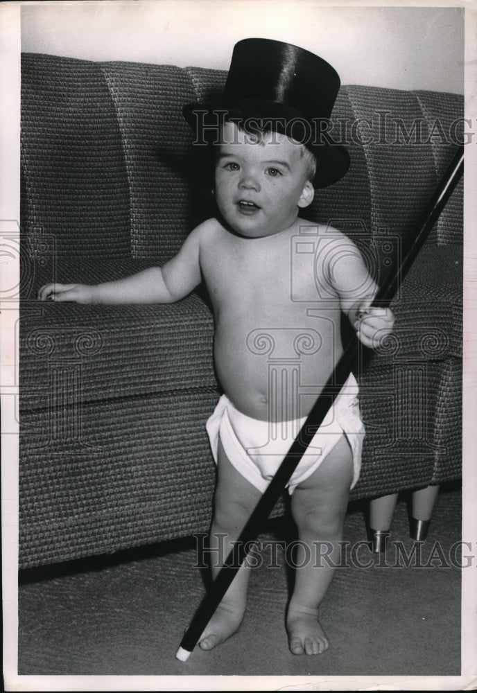 Load image into Gallery viewer, 1960 Press Photo Baby David Robert Moore as a magician
