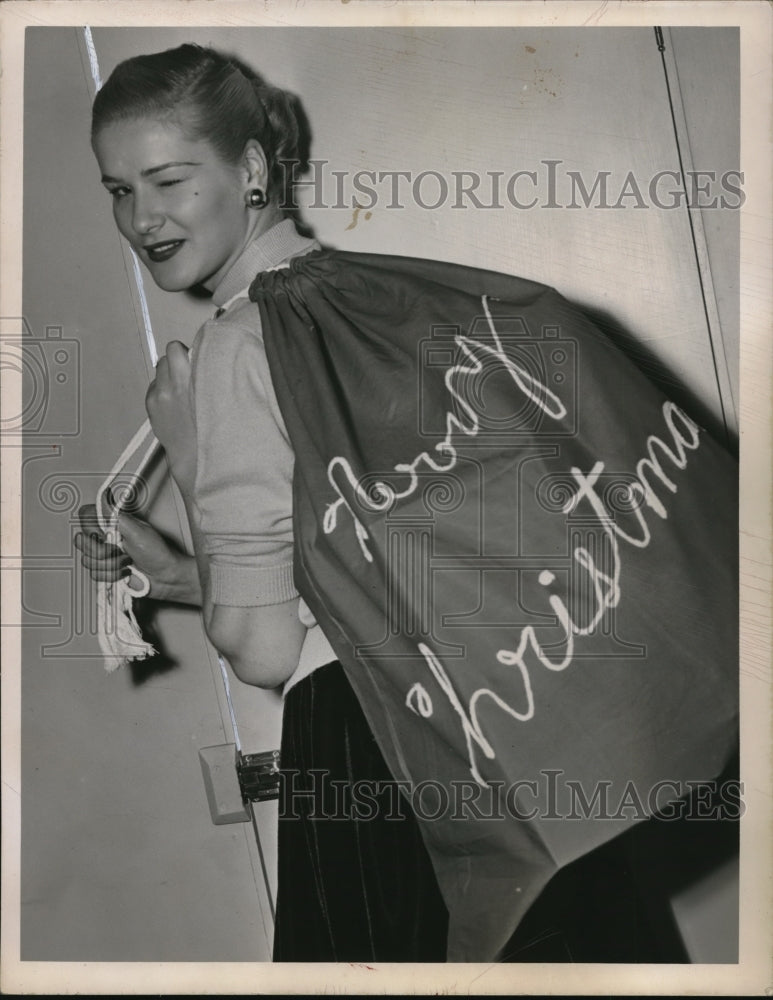 1950 Press Photo Christmas Bag Presents To Be Given At Office Parties