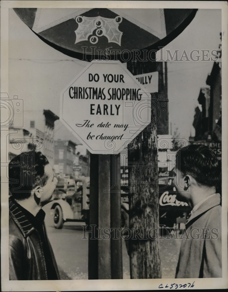 Load image into Gallery viewer, 1939 Press Photo Reminding the customers to do their early Christmas shopping

