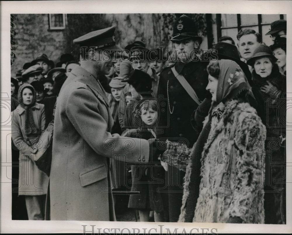 1940 Press Photo King George of England shake hands with Ms Anne Bowes Lyon