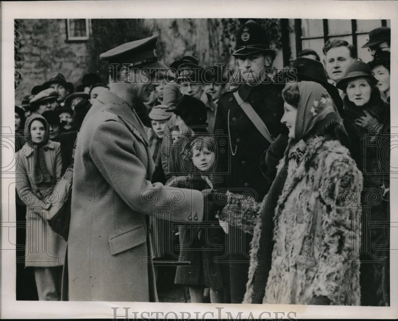 Load image into Gallery viewer, 1940 Press Photo King George of England shake hands with Ms Anne Bowes Lyon

