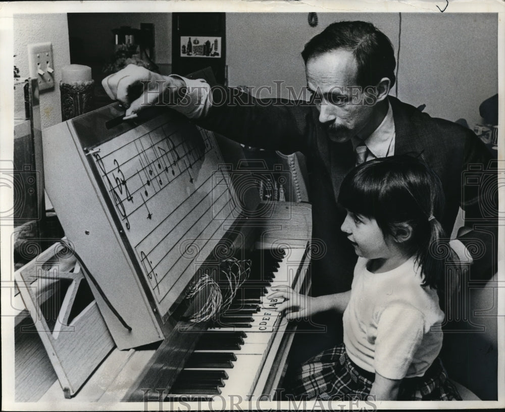 1970 Press Photo Automated Piano teacher David Beach teaches Jackie MacDonald