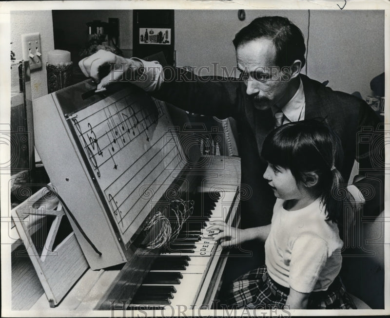 Load image into Gallery viewer, 1970 Press Photo Automated Piano teacher David Beach teaches Jackie MacDonald
