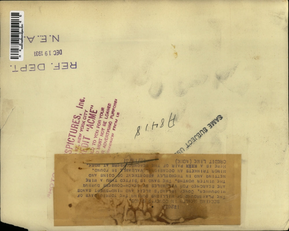 1931 Press Photo Pair of Beach-combers at work at Coney Island