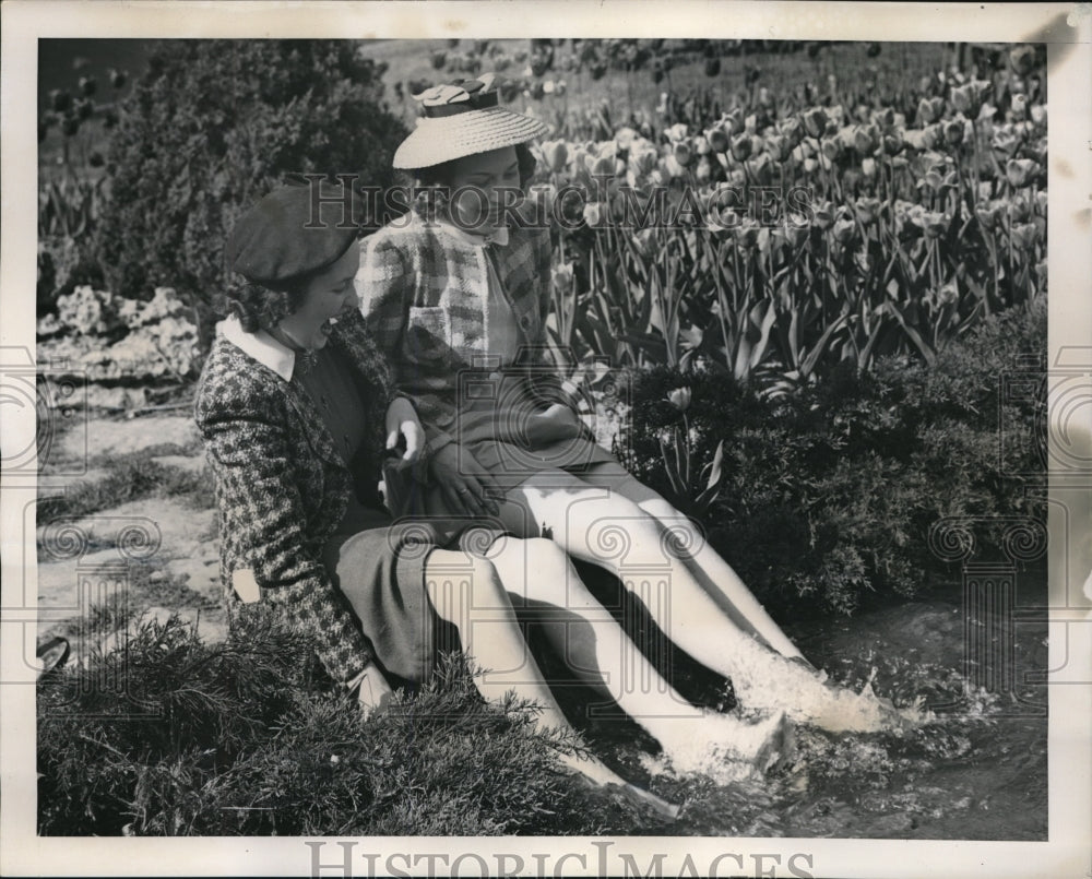 1939 Press Photo Miss Frances Banks and Evelyn Lawton touring at Churchill Downs