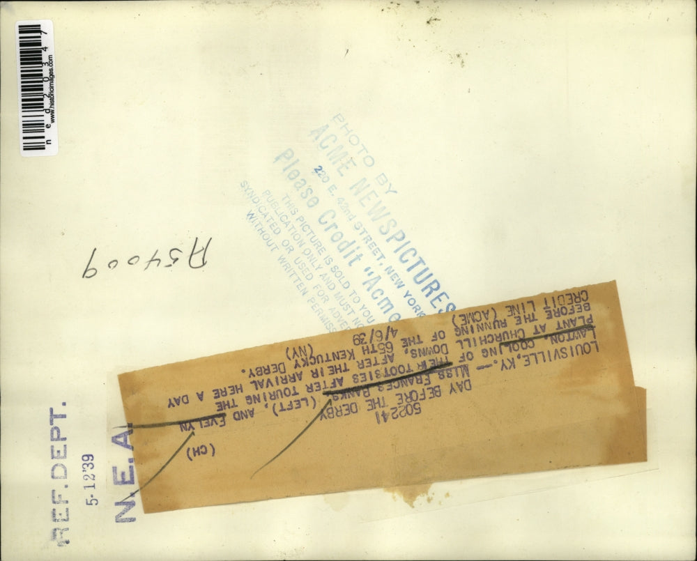 1939 Press Photo Miss Frances Banks and Evelyn Lawton touring at Churchill Downs