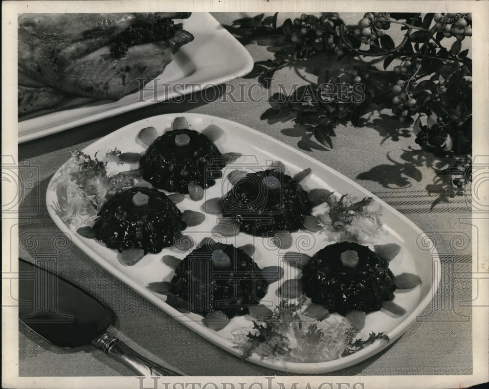 1946 Press Photo Pickle petal with cranberry for holiday special food flavor