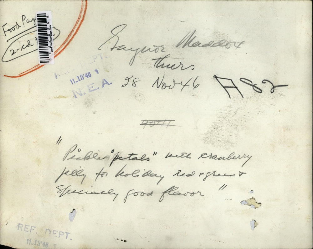 1946 Press Photo Pickle petal with cranberry for holiday special food flavor