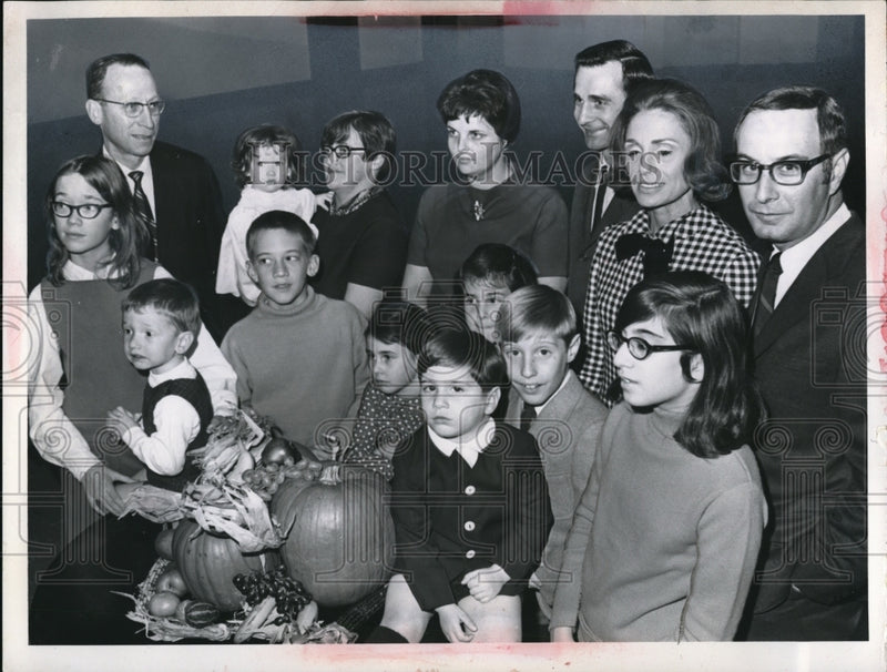 Load image into Gallery viewer, 1968 Press Photo Church Holiday Gathering

