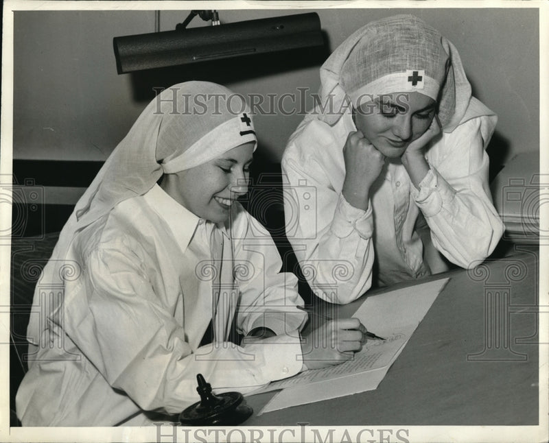 Load image into Gallery viewer, 1943 Press Photo Dorothy Kent Finishes The Bandlin As Margaret Tilley
