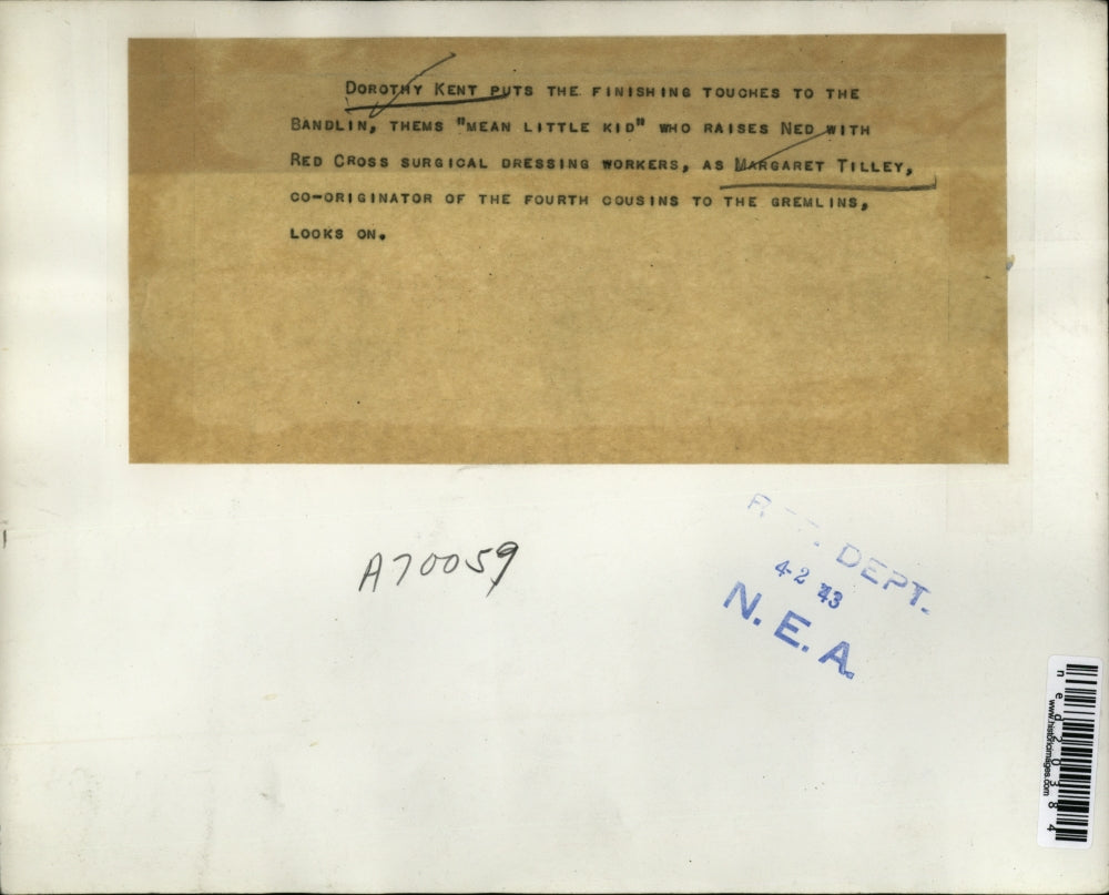 1943 Press Photo Dorothy Kent Finishes The Bandlin As Margaret Tilley