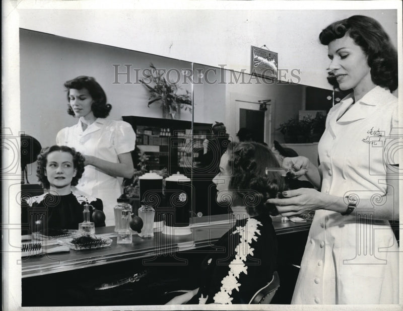 Load image into Gallery viewer, 1943 Press Photo Miss Erma Kilman Gets Hair Done By Miss Dorothy Harris
