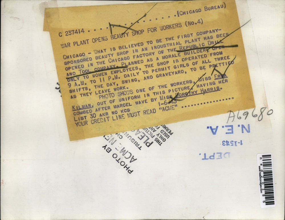 1943 Press Photo Miss Erma Kilman Gets Hair Done By Miss Dorothy Harris