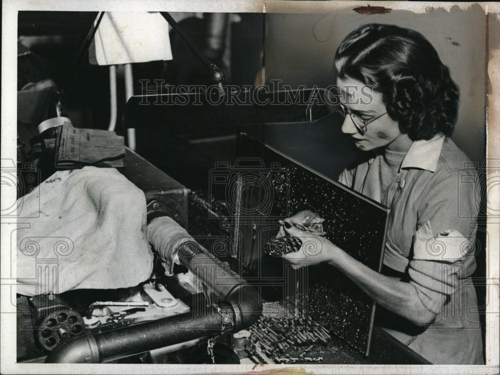 1943 Press Photo Miss Erma Kilman Works At Machine That Removes Drill Edges