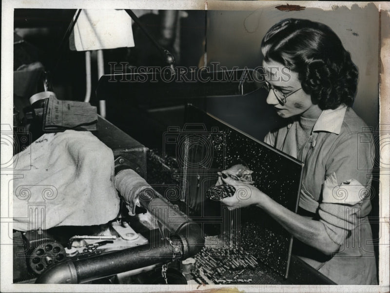 Load image into Gallery viewer, 1943 Press Photo Miss Erma Kilman Works At Machine That Removes Drill Edges
