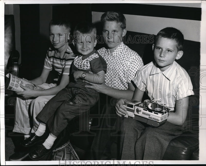 Load image into Gallery viewer, 1959 Press Photo The four Kozmin brothers outside the courtroom.
