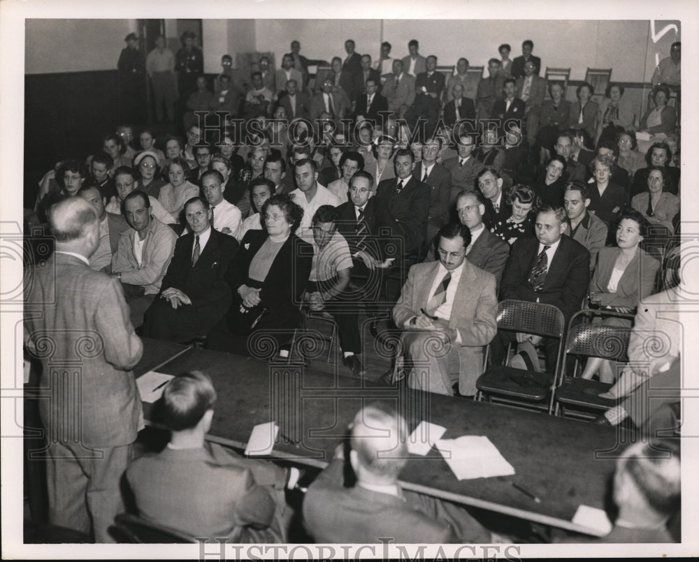 1950 Press Photo Walberg Brown Addressing Aron Lake School Board Meeting