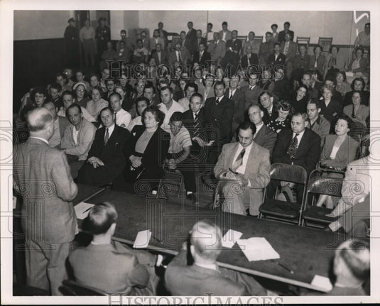 1950 Press Photo Walberg Brown Addressing Aron Lake School Board Meeting