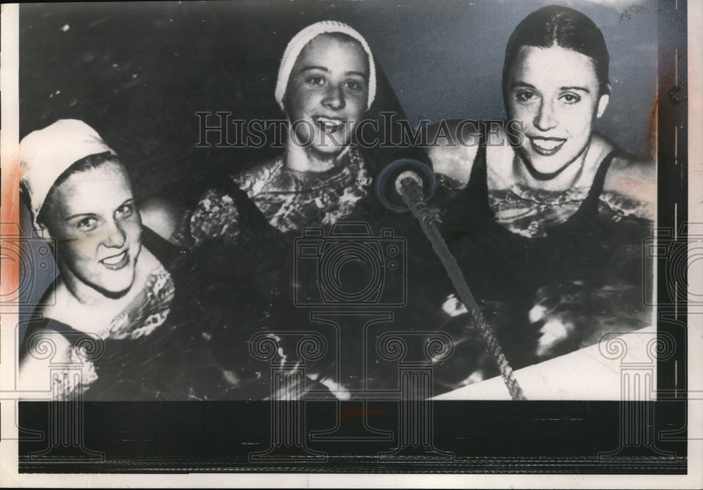 1956 Press Photo Mary Jeane Sears, Nancy Jane Sears, And Shelley Mann In Pool
