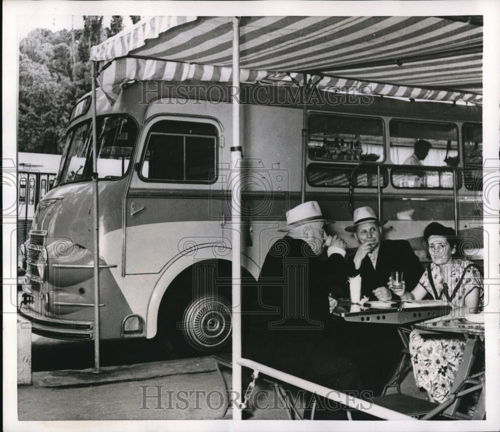 1956 Press Photo Russians Bring Food With Them Whenever And Wherever They Travel- Historic Images