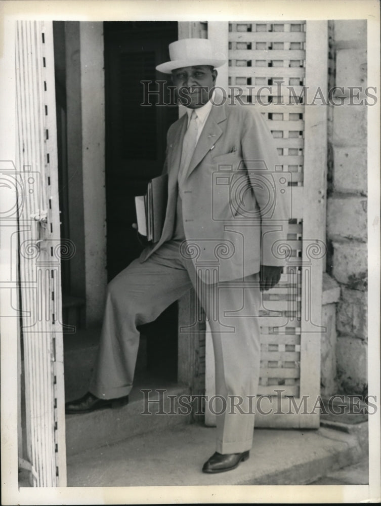 1943 Press Photo AF Adderly going into court for a hearing for Alfred Maringy