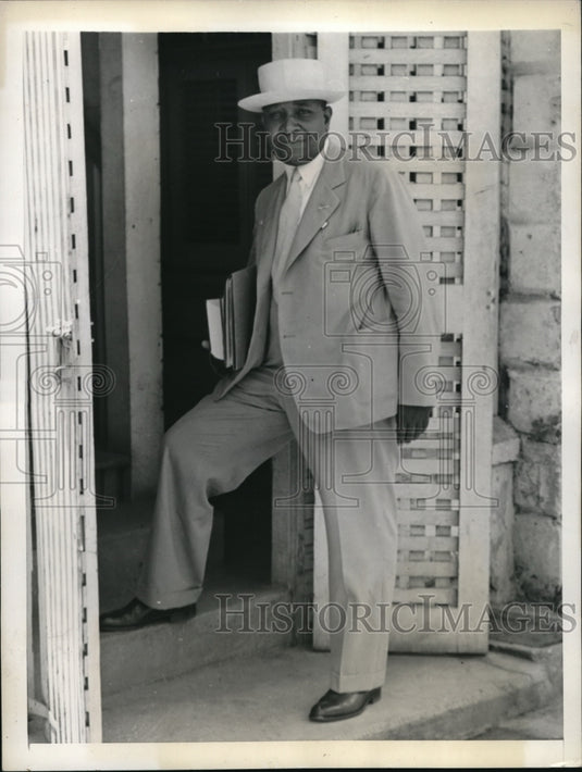 1943 Press Photo AF Adderly going into court for a hearing for Alfred Maringy