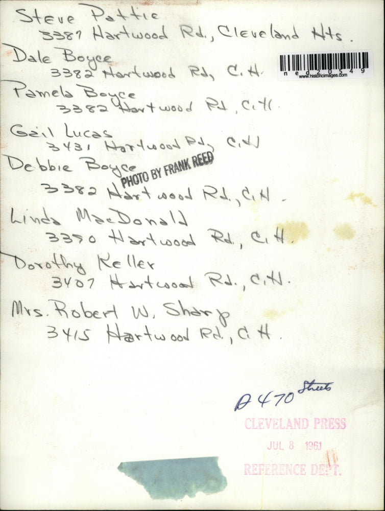 1961 Press Photo Mrs. Robert Sharp and a group of kids hanging up sign on tree.