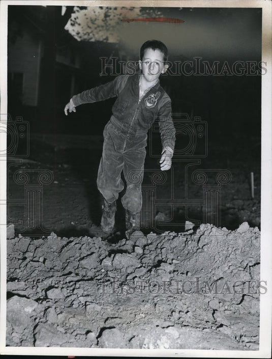 1959 Press Photo Ricky Harsh of Cleveland Heights on a pile of dirt