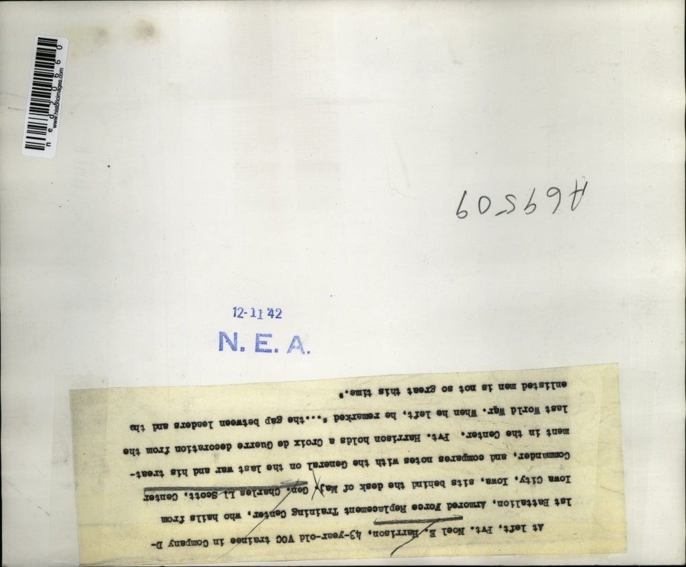 1942 Press Photo Noel Harrison sits behind the desk of Gen. Charlels Scott