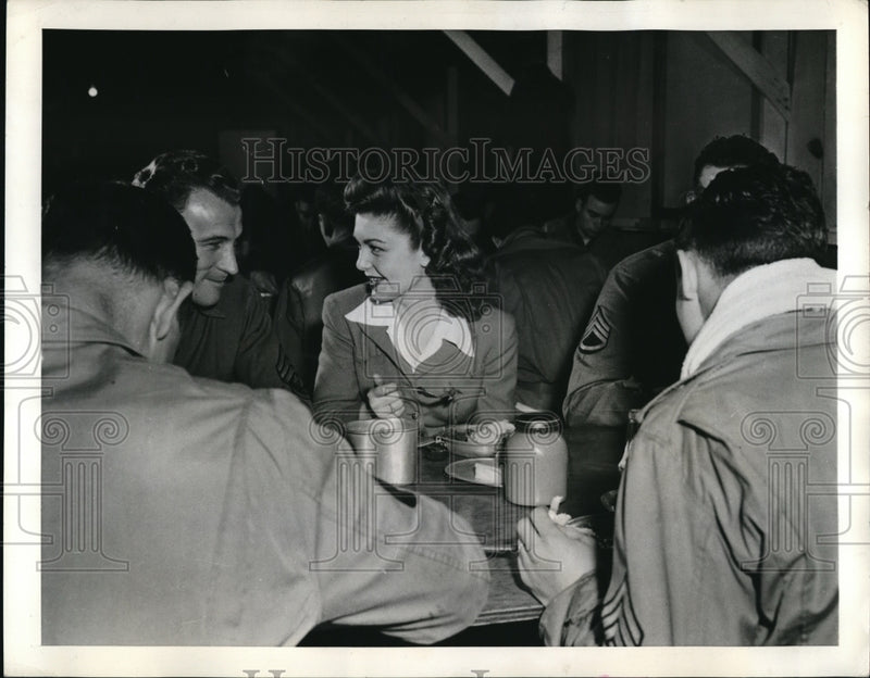 Load image into Gallery viewer, 1943 Press Photo Jeanne in a conversation with Sgt. S.W Retellac
