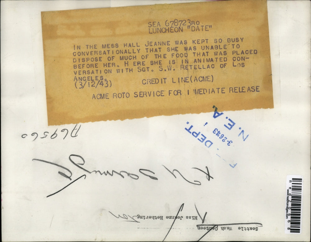 1943 Press Photo Jeanne in a conversation with Sgt. S.W Retellac