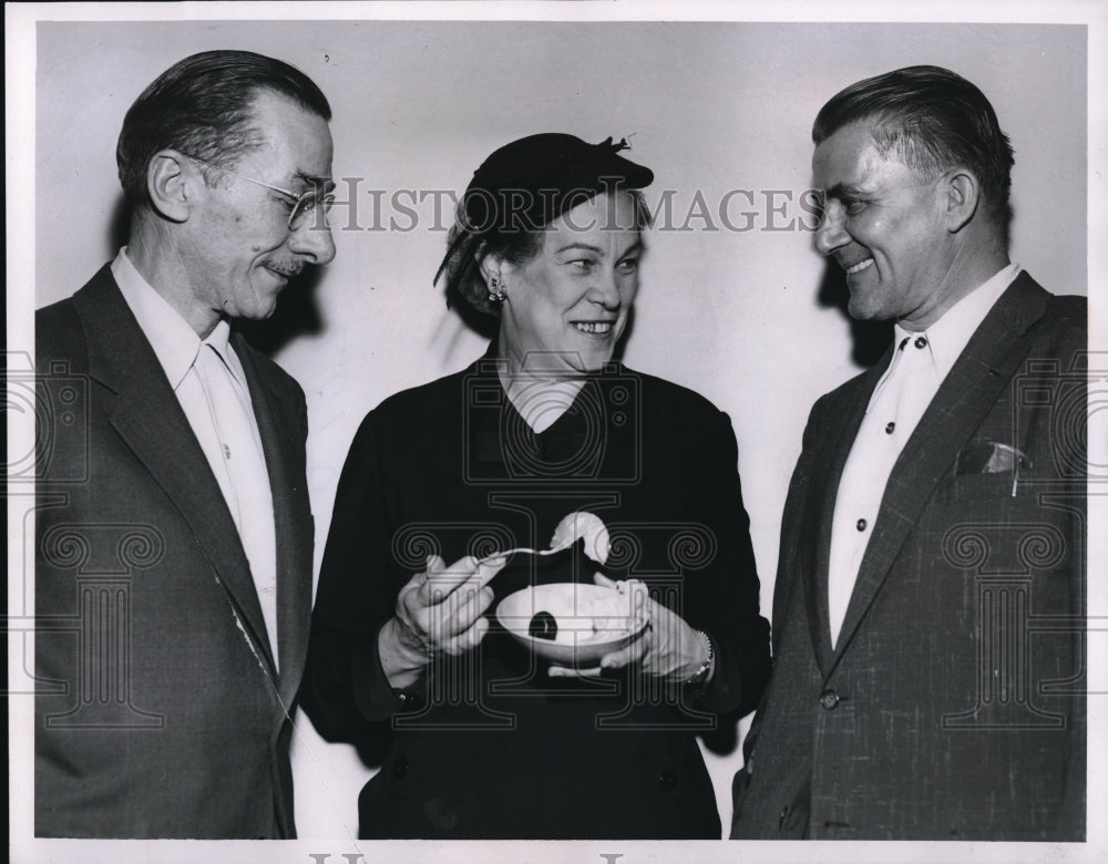 1956 Press Photo Meredith Jones Explains The Benefits Of Executive Dieting