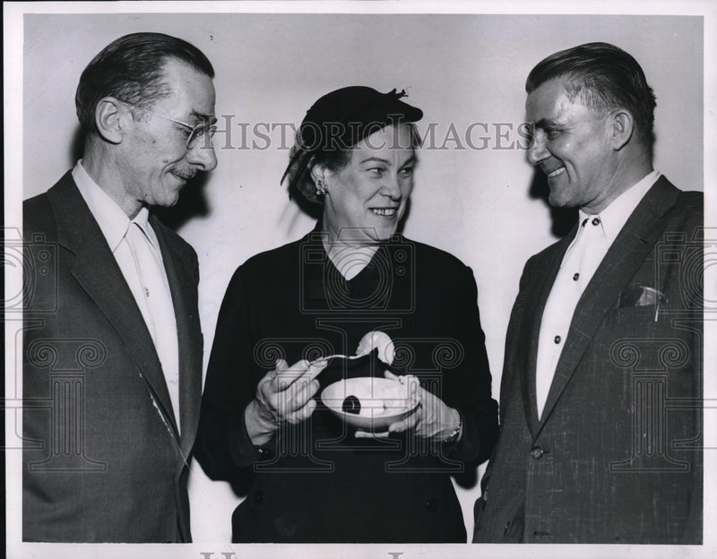 Load image into Gallery viewer, 1956 Press Photo Meredith Jones Explains The Benefits Of Executive Dieting
